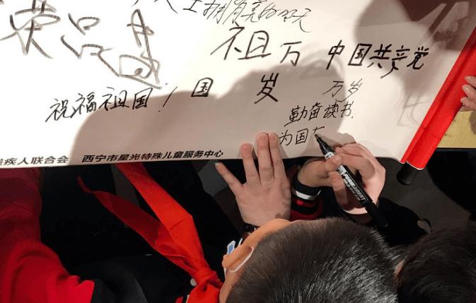 高速旁发生山体滑坡,一小车被巨石砸中,伤者已送医救治